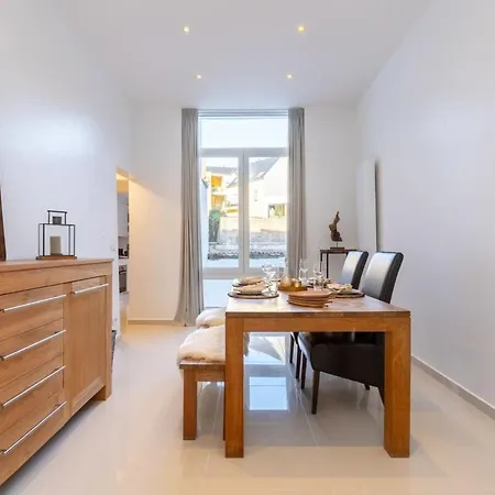 Huswell - Stylish Duplex In Town House Apartment